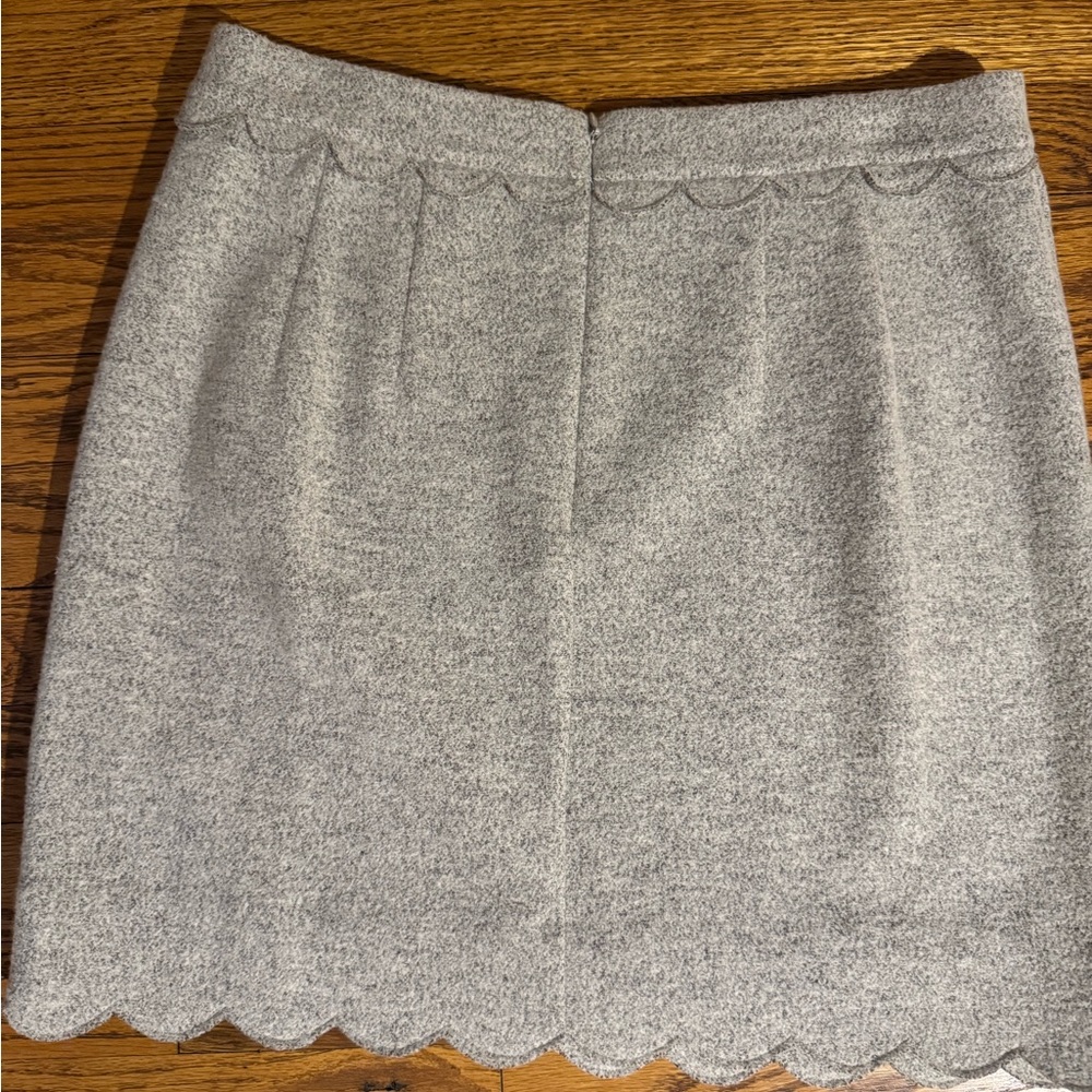 CLUB MONACO: Never Worn Gray Scalloped Hem Women's Skirt, size 10.